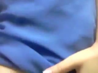Девочка в синем показывает свои сиськи и письку грудь титьки киску в трусиках частное домашнее