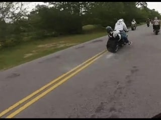 Тормозит попой