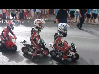 Niños pilotos expertos minimotos acrobacias y caid(1080p hd) mp4