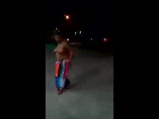 Избила всех обидчиков, постепенно обнажившись во время драки