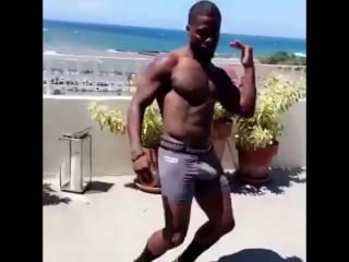 Kevin hart трясёт своими причендалами