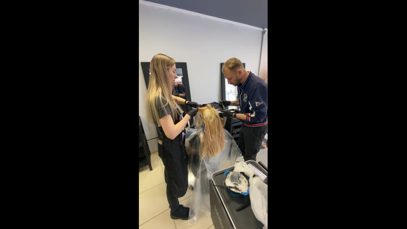 @dariyametlok и @garik gafarov в процессе колористика преподаватель @evtushenko evgenia