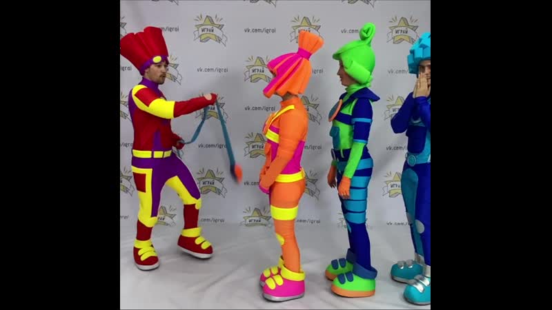 Фиксики играют в вышибалу