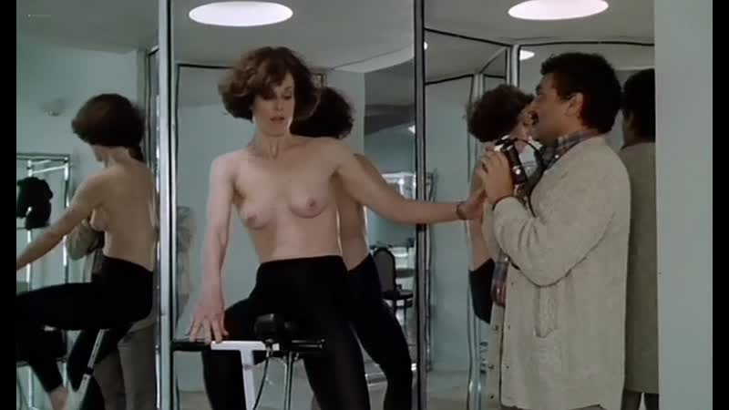 Сигурни уивер (sigourney weaver nude scenes in "half moon street" 1986)