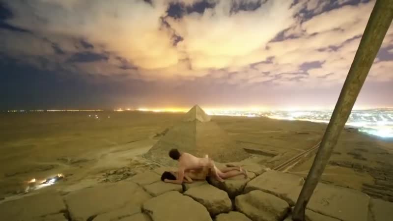 Pareja desnuda en gran pirámide de guiza causa indignación en autoridades locales