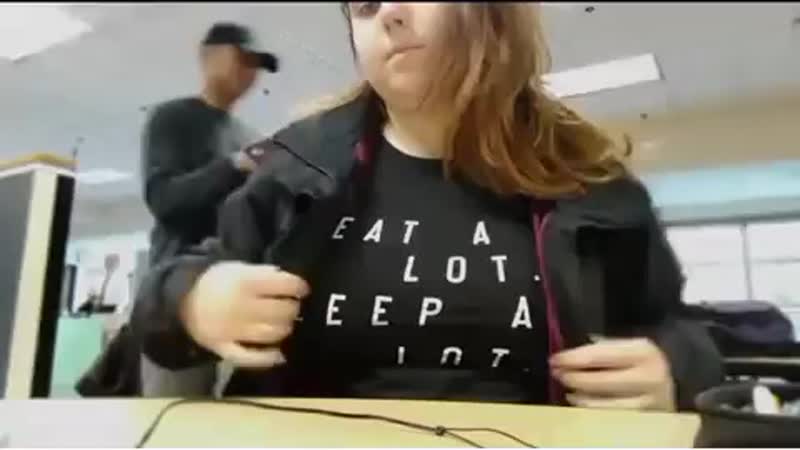 Сняла футболку в кафе показала сиськи