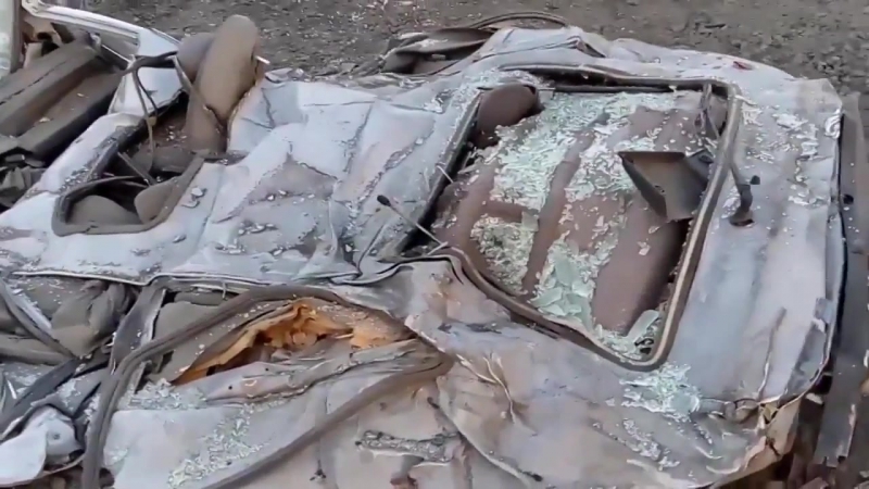 450 тонный белаз переезжает легковушку