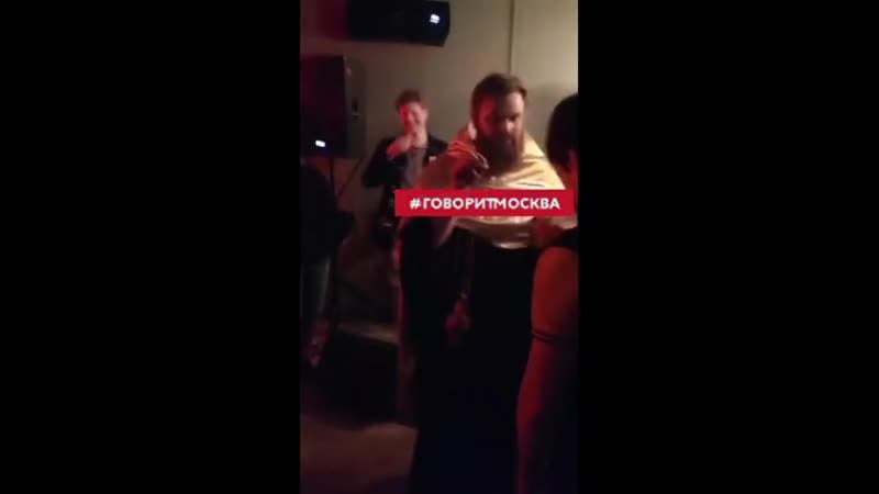 В «московском олд скул баре» человек в облачении священника совершил обряд освящения заведения