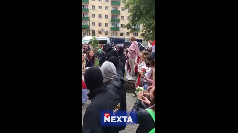 Девушки окружили омон