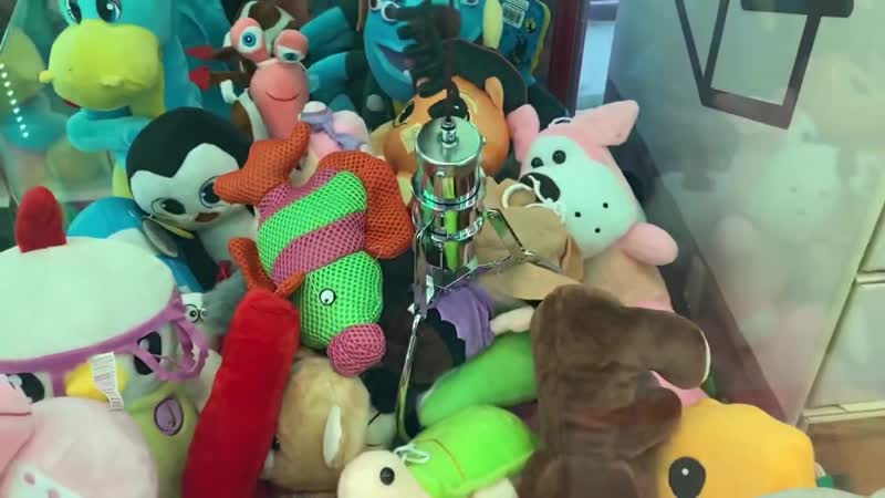 [beyzone обзоры игрушек] самые крутые призы в автомате с игрушками / вытащил большууущего осьминога, но как???