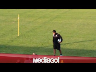 Gattuso palleggia da solo e poi con vazquez e dybala