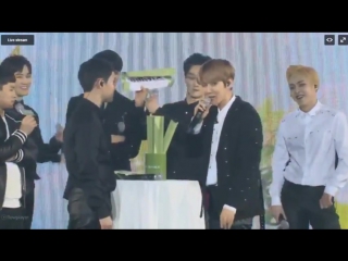 Baeksoo forehead kiss