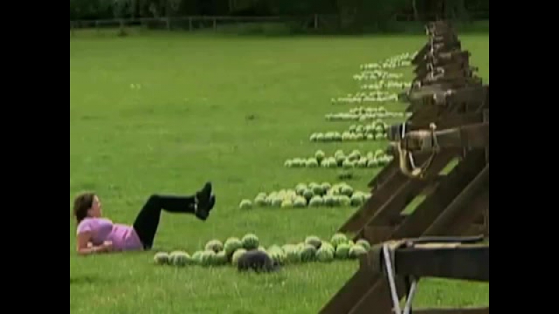 Женщине загадке в лицо арбузом из рогатки