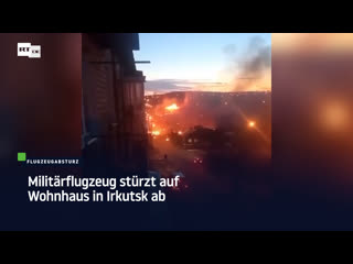 Militärflugzeug stürzt auf wohnhaus in irkutsk ab