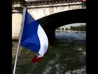 Batobus #seine #bateau #touristes #chaleurs #monu париж