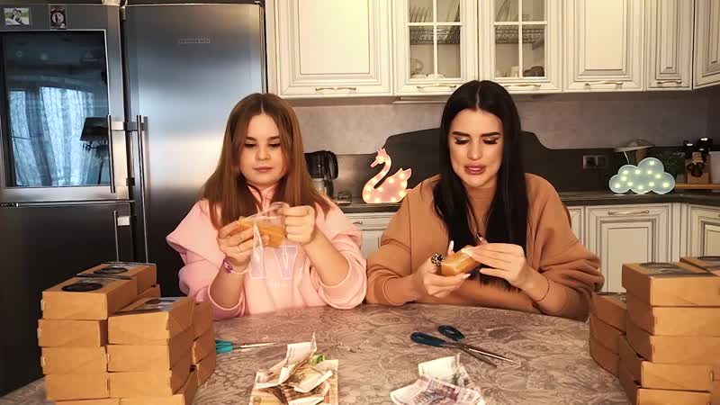[karina arakelyan] распакоа денежного мыла😱 купили 1000 штук! сколько денег внутри?