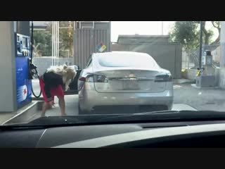 Блондинка пытается заправить электромобиль tesla бензином,kjylbyrf gsnftncz pfghfdbnm 'ktrnhjvj,bkm tesla,typbyjv