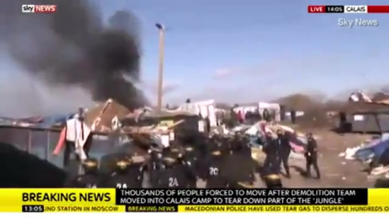 Съемочную группу sky news забросали камнями во французском кале