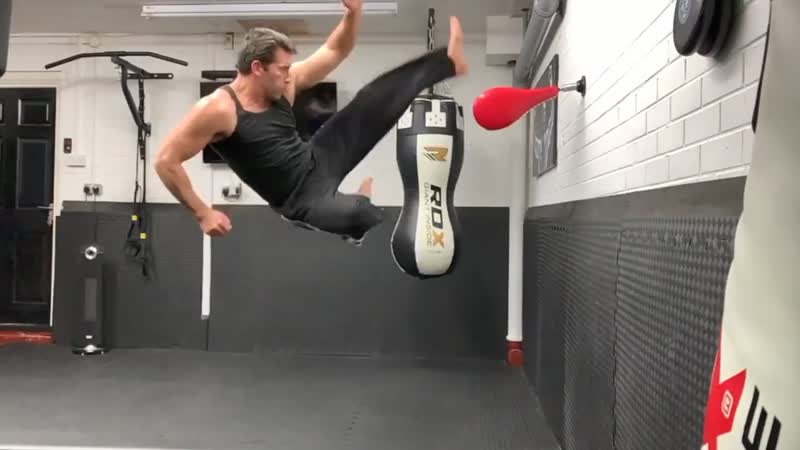 Домашняя тренироа скотта эдкинса отработка ударов ногами