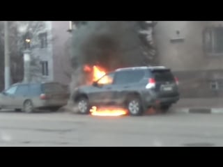 Машина главы сормова полыхает возле администрации