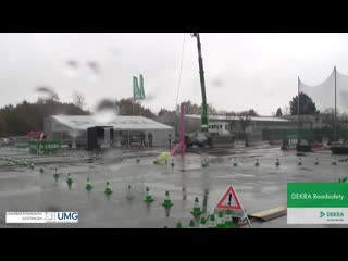 Dekra crashtest mit serien elektrofahrzeug seitliche kollision mit pfahl (720p) mp4