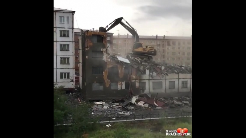 В норильске эскаватор сносит здание стоя на нём [ ]