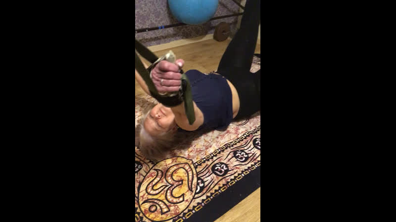 Мама приехала в гости повисеть на правило, уже третий раз погресируем отрыв от пола и висим несколько минут