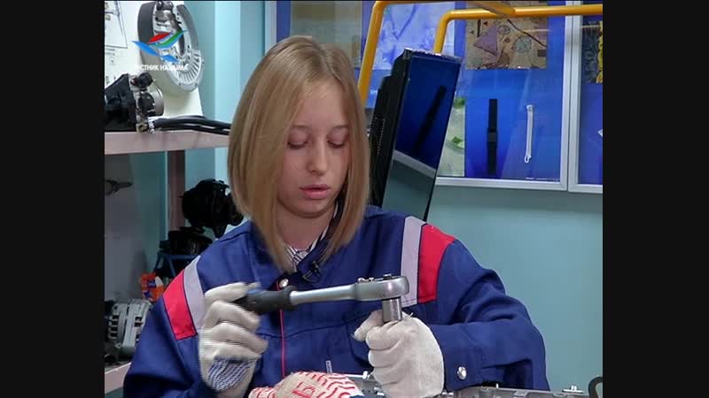 Девушка автомеханик