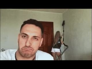 Жена пылесосит