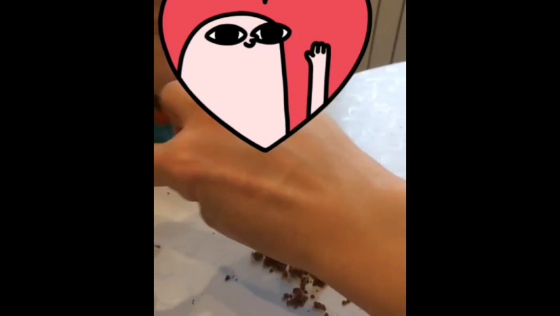 Малышка кушает бисквит milka