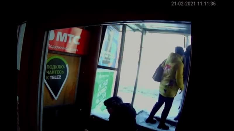 Пнул старика