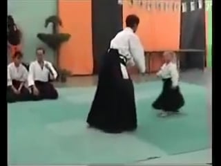 5 ти летняя девочка умеет защищать себя