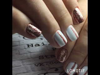 Блестящие ноготки с двумя беленькими пальчиками