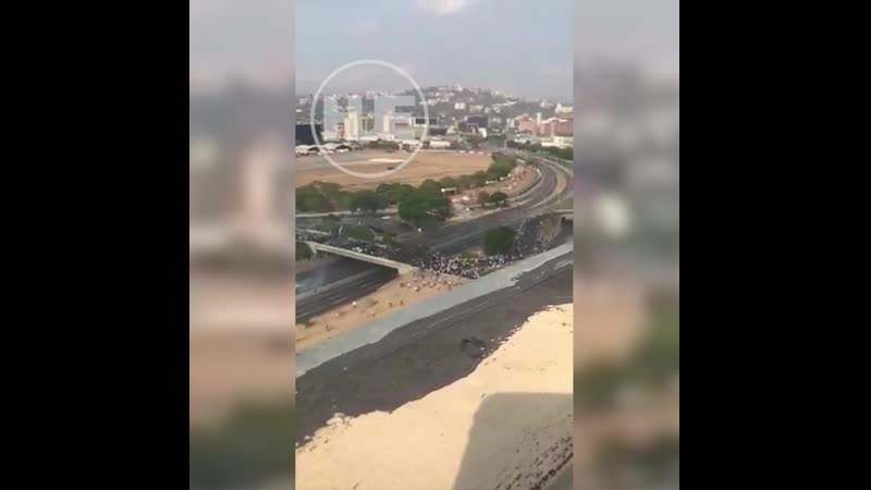 В венесуэле на улицы вышли вооружённые силы, начались столкновения