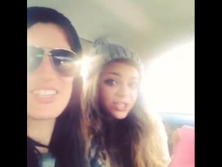 Caroline et stephanie chantant "j'attendais"