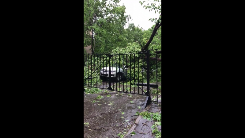 Последствия урагана в москве 😱слава богу рядом никого не было
