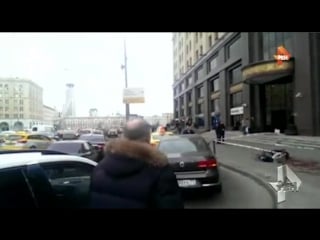 С московской высотки сорвался мойщик окон