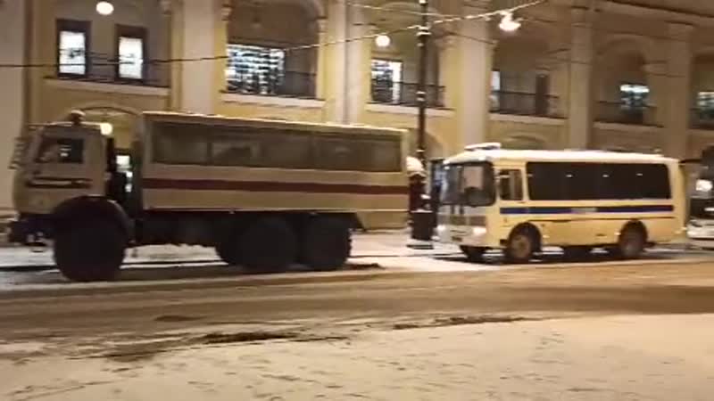 Так сейчас выглядит традиционное место протестов в петербурге, у гостиного двора