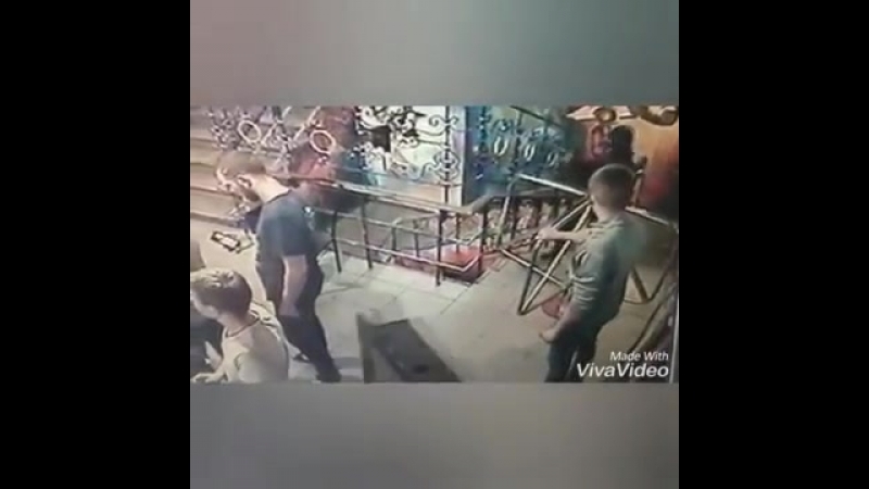 На украине нетрезвый мужчина в балаклаве бросил гранату в охранников