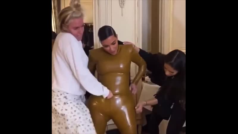 Ким кардашьян пытается надеть латексный костюм