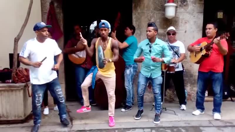 Cubanos tocando salsa en la calle en cuba