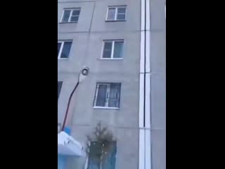 Елку выкинули в окно