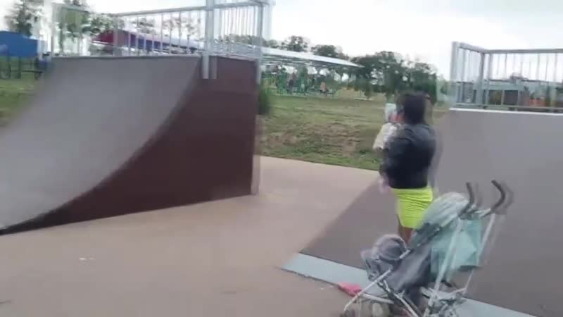 Пьяная яжемать в скейтпарке