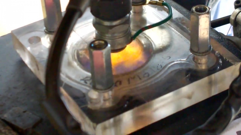 Прозрачная голоа цилиндра на мопеде