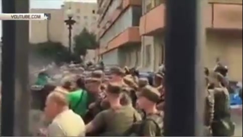 У здания суда в киеве радикалы забросали полицию дымовыми шашками, слышны взрывы