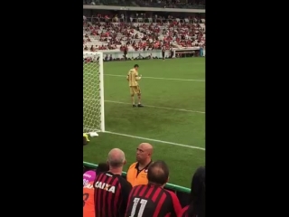 Goleiro do cap dando uma olhada no durante o jogo