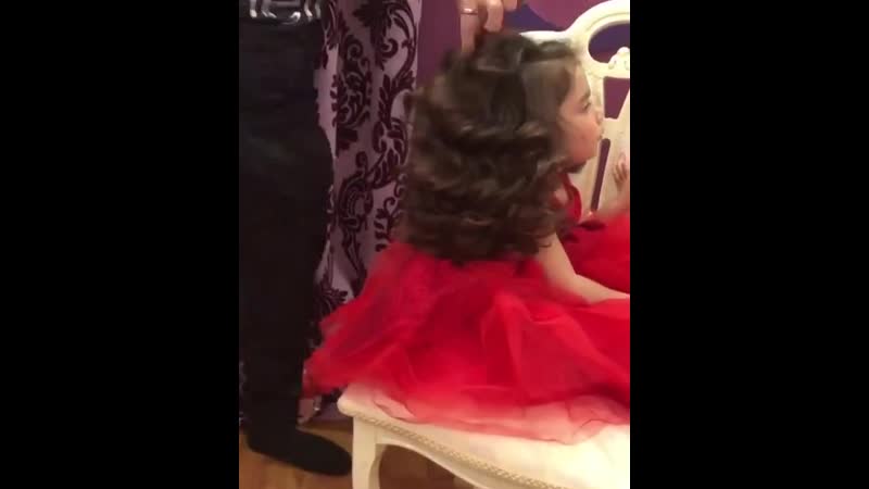 Папа делает причёску своей доченьке