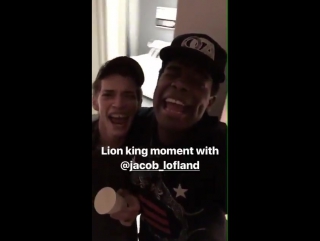 Dexter darden and jacob lofland singing their hearts out with "i just can't wait to be king"