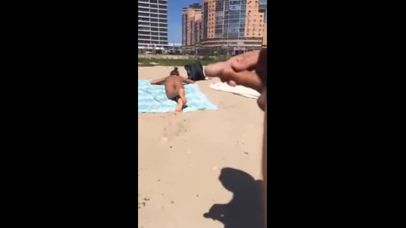 Загорают голышом