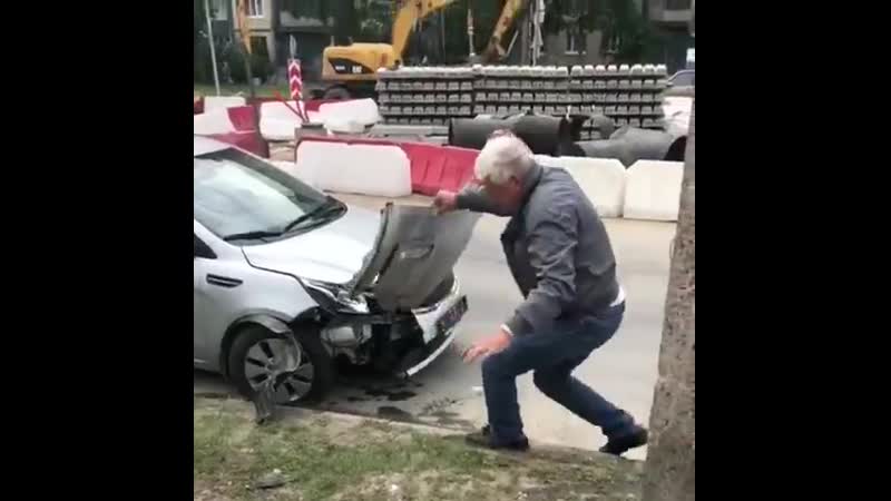 В санкт петербурге мужчина на киа рио въехал в столб на ириновском проспекте